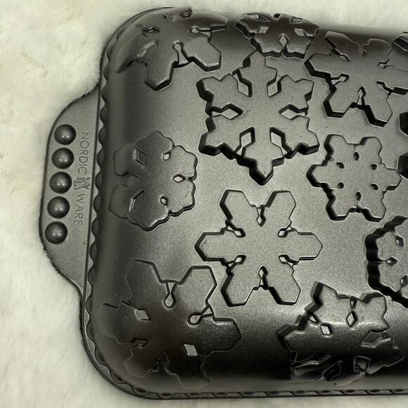 Nordic Ware Nonstick Cast‎ Aluminum Snowflake Baking Pan 13"x8.5" - Picture 4 of 4